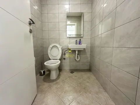 Izdavanje, poslovni prostor, 100m², Stari Aerodrom, Podgorica - image 8