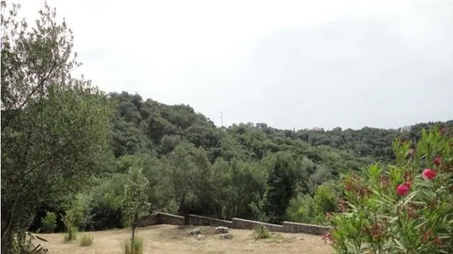 Pogled na brda i zelenilo sa placa.