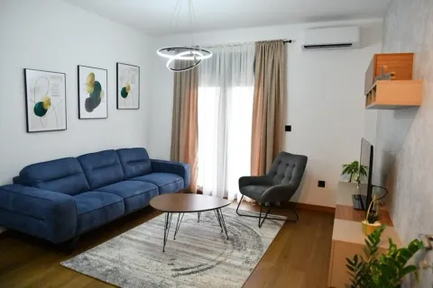 Dnevna soba sa plavom garniturom, stočićem i televizorom. - image 10