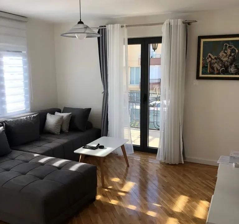 Izdavanje, dvosoban stan, 77m², Momišići, Podgorica