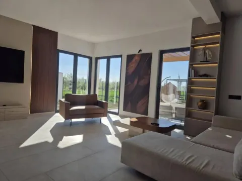 Rent, house, 250m², Zemun Ugrinovci, Zemun Sve Podlokacije - image 3