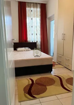 Namještena spavaća soba sa bračnim krevetom, garderoberom i izlazom na terasu. - image 3