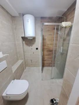 Moderno opremljeno kupatilo sa tuš kabinom i ugradnim bojlerom. - image 8