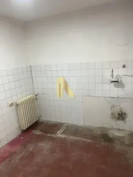 Prazna prostorija sa keramičkim pločicama i radijatorom. - image 4