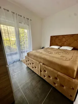 Spavaća soba sa bračnim krevetom i izlazom na balkon. - image 3