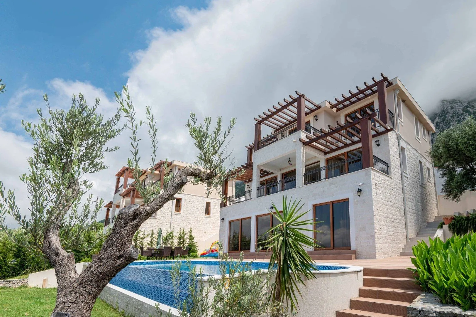 Izdavanje, kuća, 335m², Blizikuće, Budva