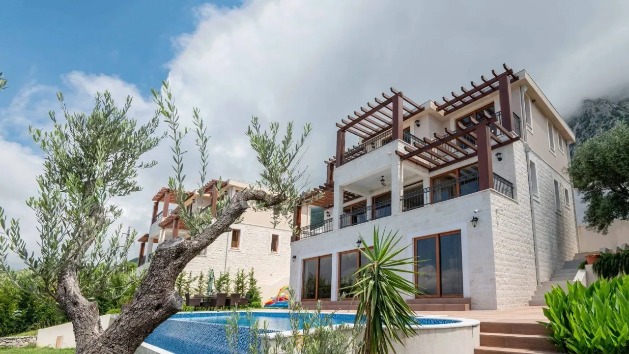 Rent, house, 335m², Blizikuće, Budva