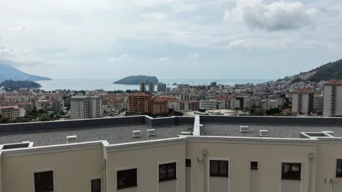Pogled na grad i more sa terase zgrade. - image 4