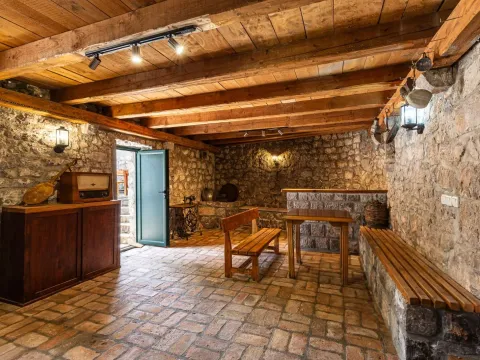 Sale, house, 200m², Radovići, Tivat - image 2