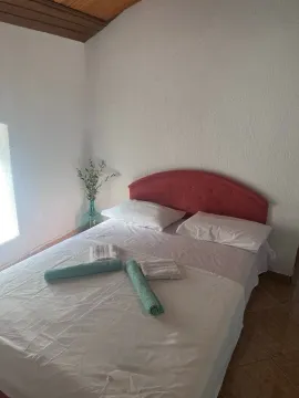 Spavaća soba sa bračnim krevetom i peškirima. - image 15