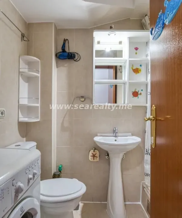 Izdavanje, dvosoban stan, 45m², Budva, Crna Gora