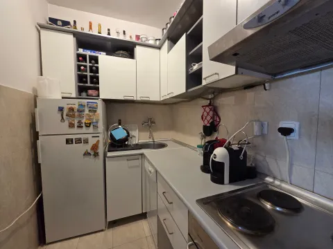 Manja bijela kuhinja sa frižiderom i ugradnim elementima. - image 3