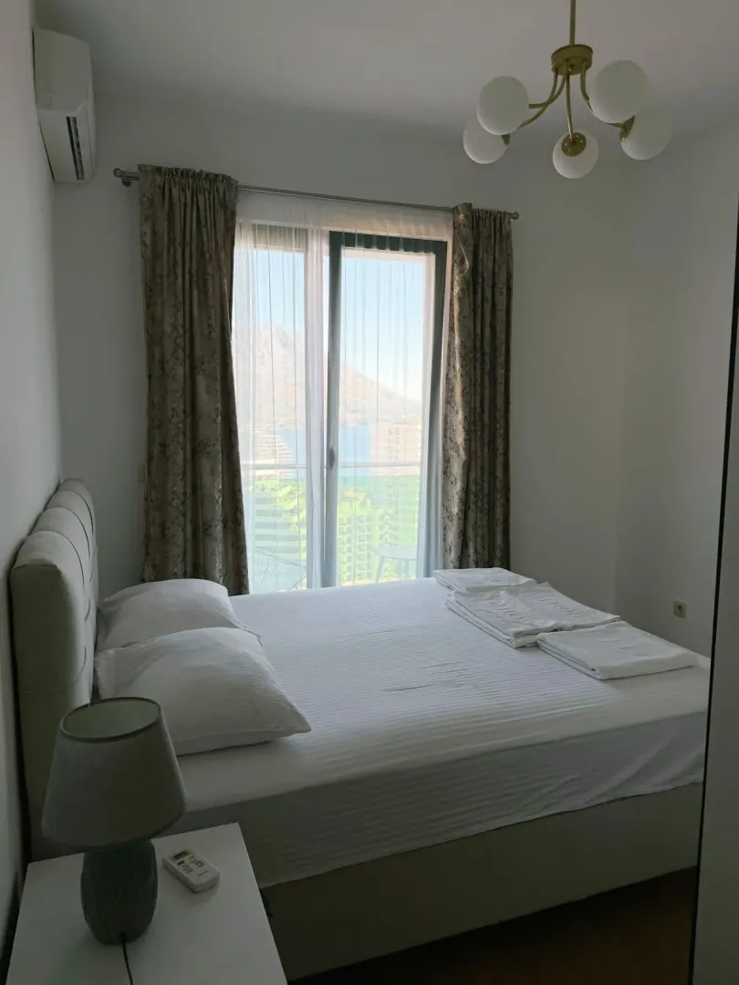 Furnished bedroom with a double bed and a sea view.