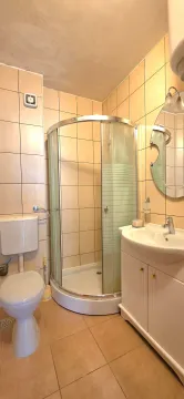 Kompaktno kupatilo sa tuš kabinom, umivaonikom i toaletom. - image 10