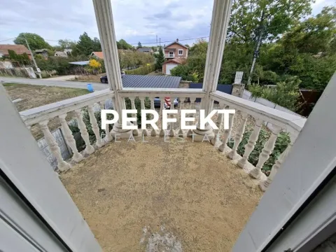Natkriveni balkon sa pogledom na dvorište i okolinu. - image 2