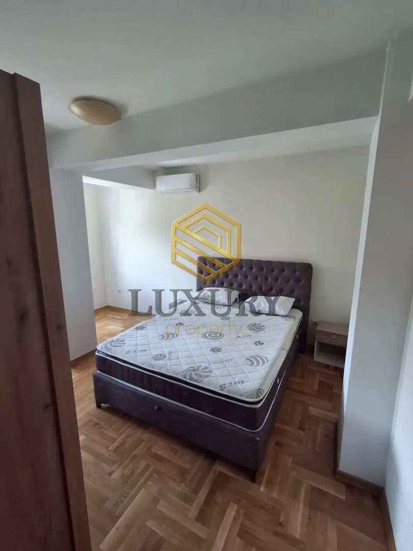 Bedroom with a double bed and parquet flooring.