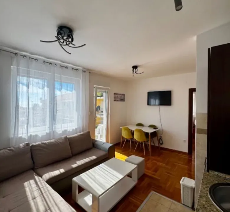 Izdavanje, dvosoban stan, 61m², Lazi, Budva