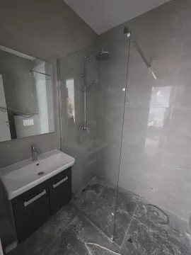 Moderne kupatilo sa umivaonikom i tuš kabinom. - image 3
