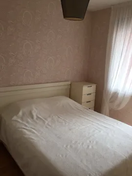 Spavaća soba sa bračnim krevetom, noćnim stočićem i prozorom sa zavjesom. - image 2