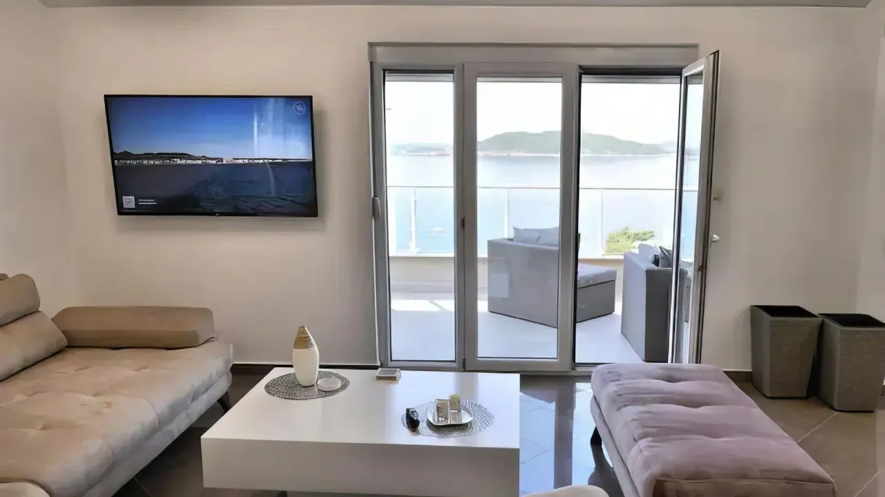 Izdavanje, trosoban stan, 150m², Pržno, Budva