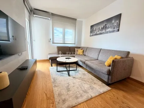 Dnevni boravak sa ugaonom garniturom, stočićem i televizorom. - image 5