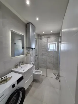 Moderne kupatilo sa tuš kabinom, umivaonikom, veš mašinom i bojlerom. - image 17
