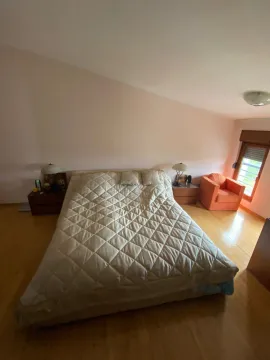 Spavaća soba sa velikim krevetom. - image 35