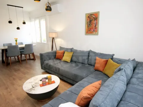 Rent, two bedroom apartment, 80m², Tivat, Crna Gora - image 1