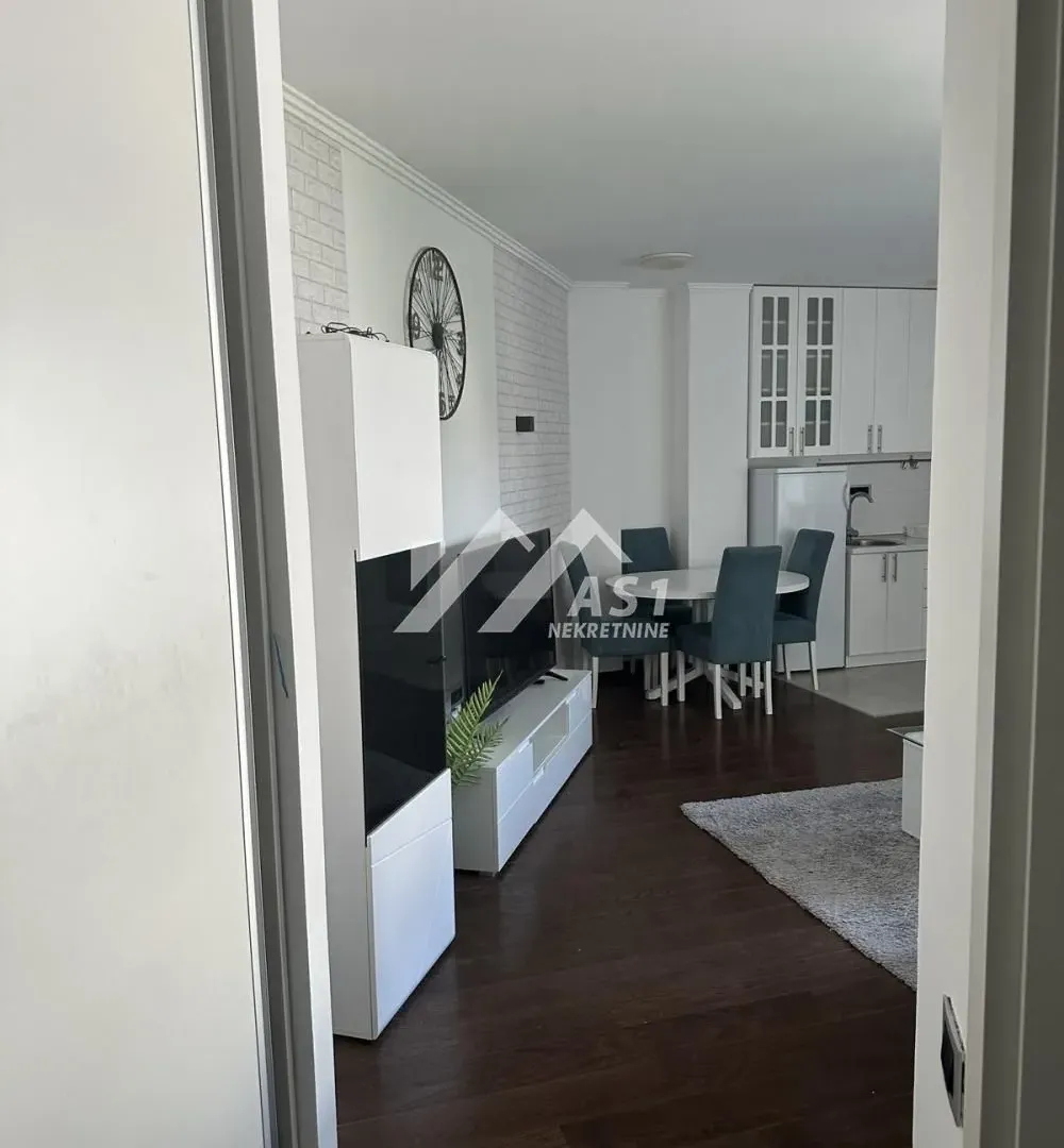 Izdavanje, trosoban stan, 76m², Adamovićevo Naselje, Novi Sad Sve Podlokacije