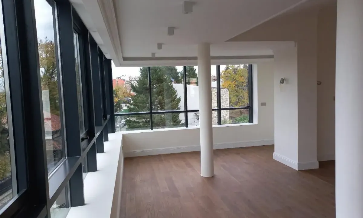 Izdavanje, četvorosoban stan, 155m², Savski Venac, Beograd