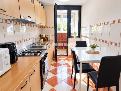 Kuhinja sa trpezarijskim stolom i izlazom na terasu. - image 3