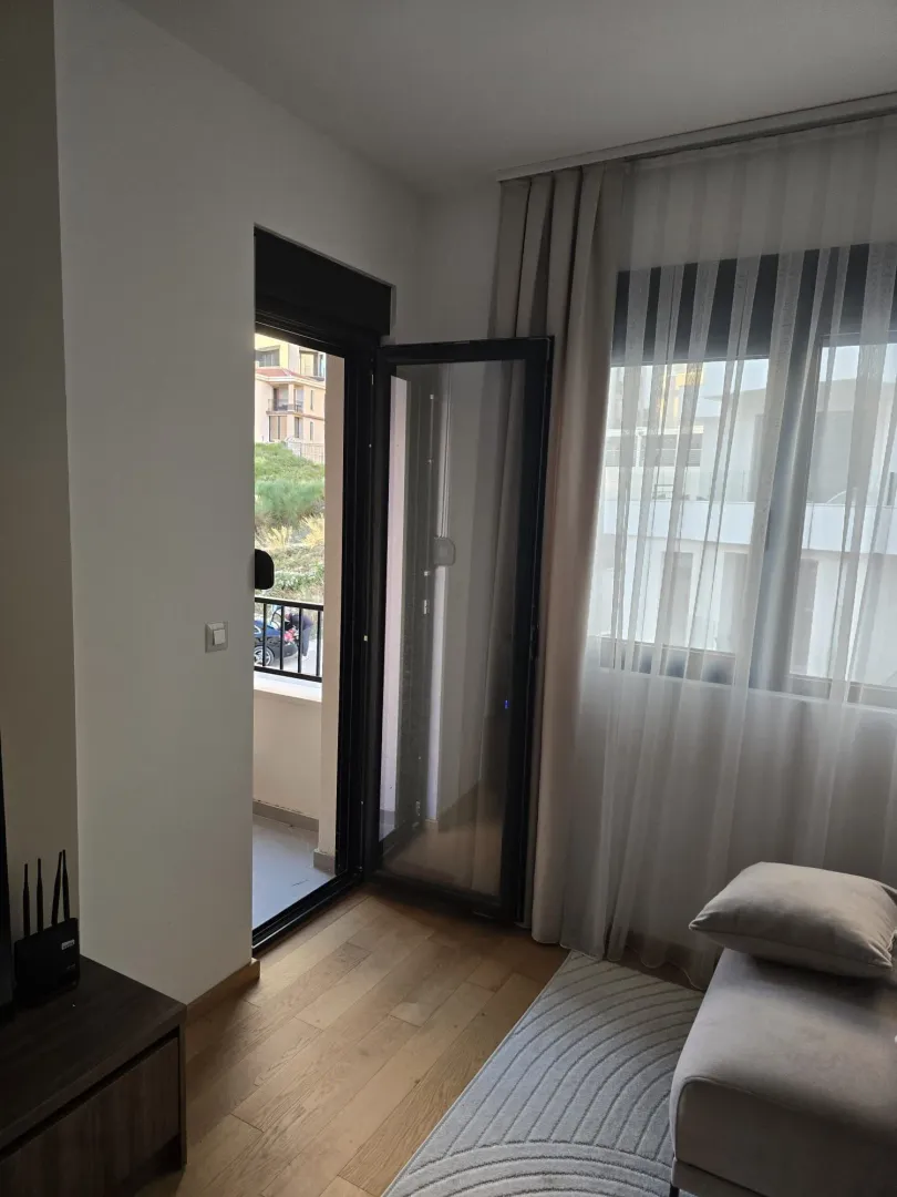 Living room with access to the terrace and a large window.
