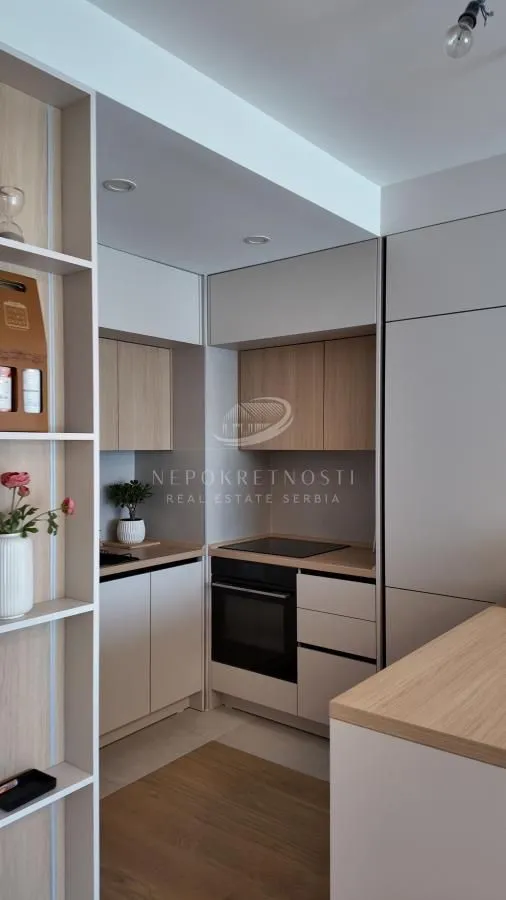 Izdavanje, trosoban stan, 73m², Savski Venac, Beograd
