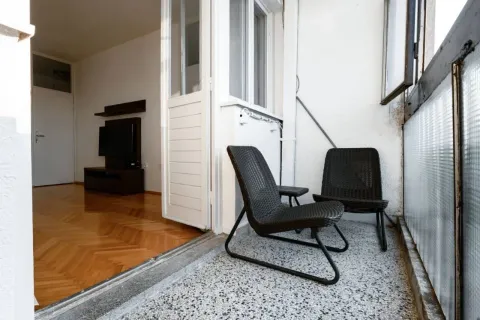 Manji zatvoreni balkon sa garniturom za sjedenje i pogledom na unutrašnjost stana. - image 6