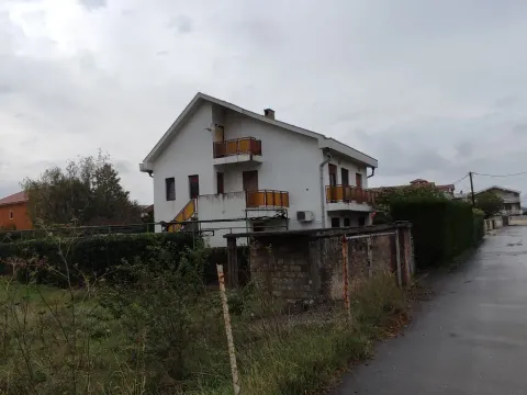 Izdavanje, kuća, 200m², Zagorič, Podgorica - image 14