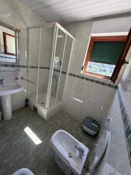 Svijetlo kupatilo sa tuš kabinom, umivaonikom i prozorom. - image 7