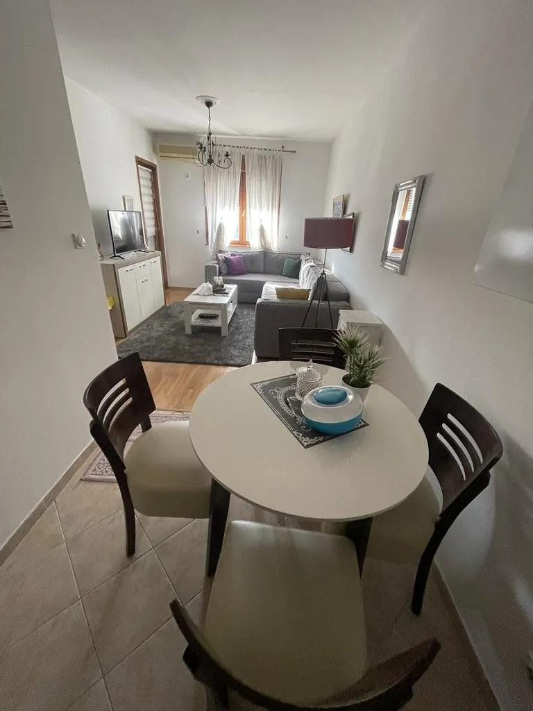 Izdavanje, jednosoban stan, 40m², Pobrežje, Podgorica