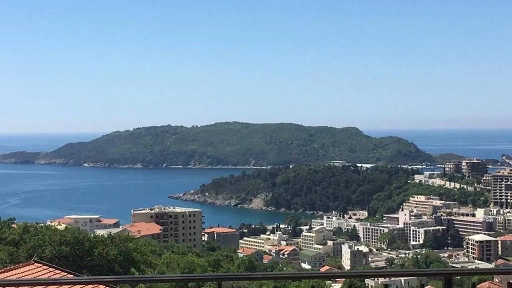 Pogled na more i ostrvo sa terase.