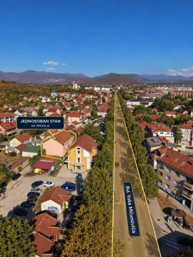 Pogled iz vazduha na gradsko naselje sa označenom lokacijom nekretnine. - image 14