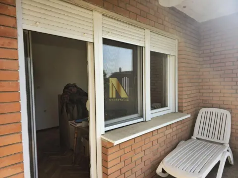 Terasa sa ležaljkom i pogledom na unutrašnjost kroz balkonska vrata. - image 5