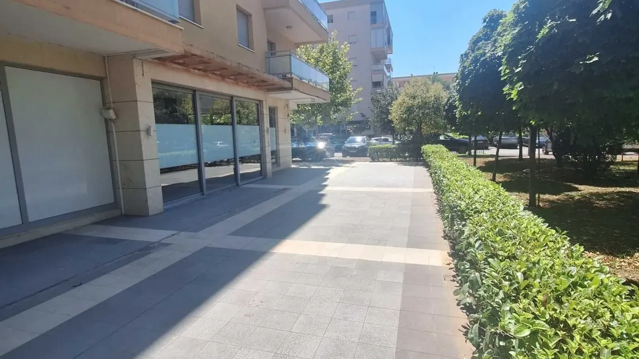 Izdavanje, poslovni prostor, 300m², City Kvart, Podgorica