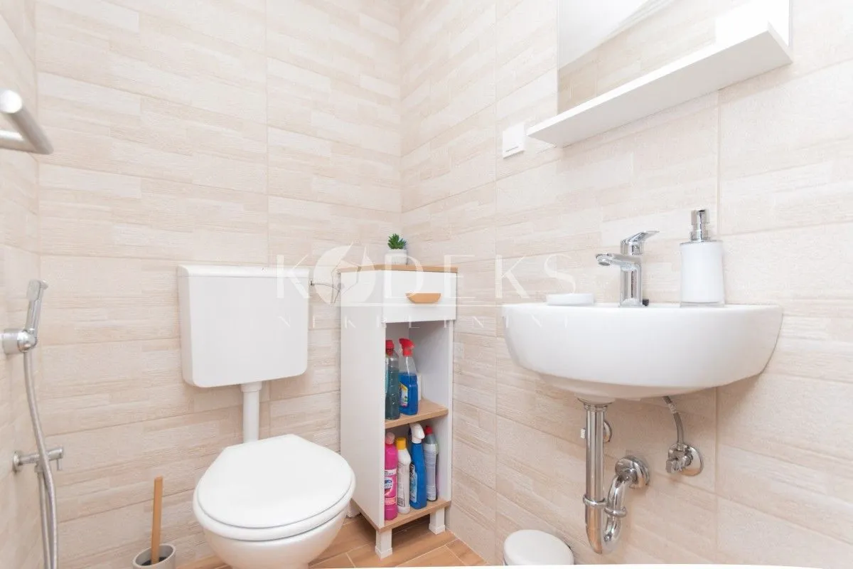 Izdavanje, dvosoban stan, 76m², Centar, Podgorica