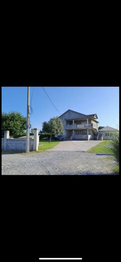 Dvospratna kuća sa prostranim dvorištem i prilazom.