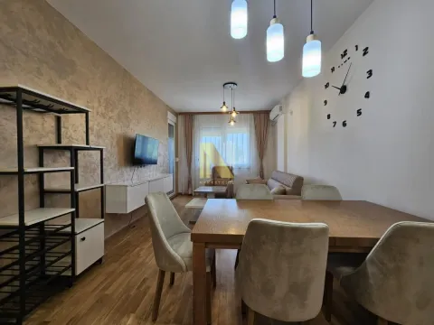 Dnevni boravak sa trpezarijom i modernim nameštajem. - image 6