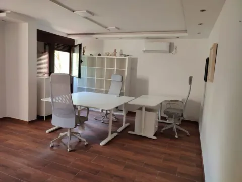 Izdavanje, poslovni prostor, 80m², Blok 5, Podgorica