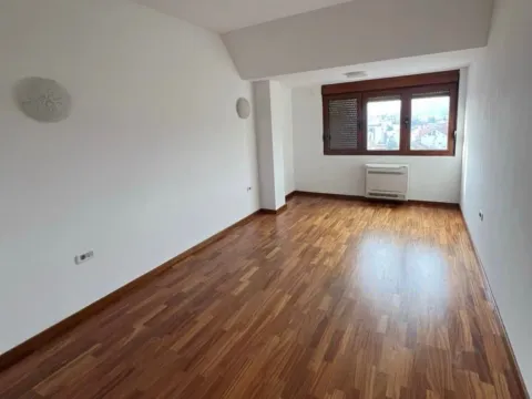 Prodaja, četvorosoban stan, 220m², Preko Morače, Podgorica - image 9