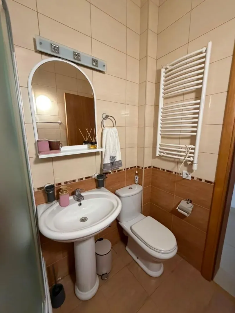 Manje kupatilo sa umivaonikom, WC šoljom i ogledalom.