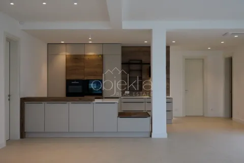Moderna kuhinja sa ugradnim elementima i šankom u otvorenom prostoru. - image 8