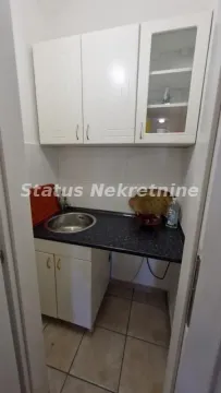 Manja kuhinja sa sudoperom i belim gornjim i donjim elementima. - image 11