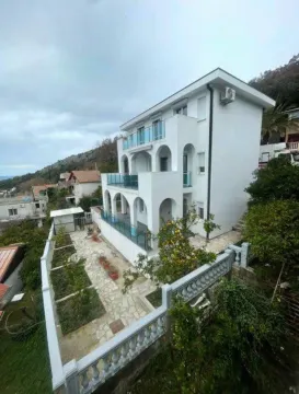 Pogled iz vazduha na višespratnu bijelu kuću sa terasama i dvorištem. - image 2